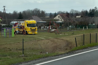 Ciężarówka staranowała plac zabaw i wjechała na podwórko! O krok od tragedii