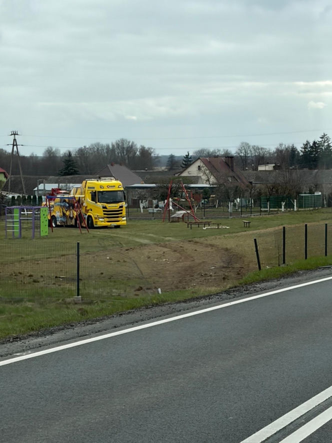 Ciężarówka staranowała plac zabaw i wjechała na podwórko! O krok od tragedii