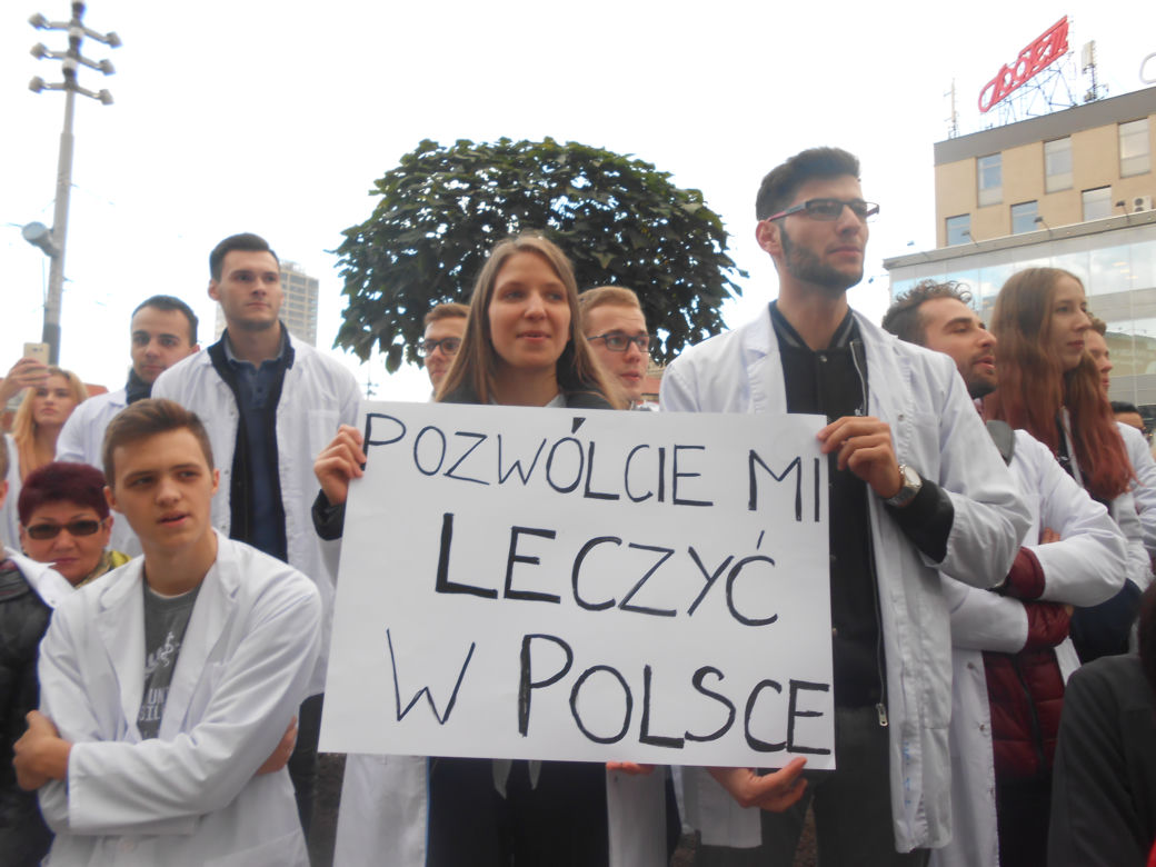 Białe kitle wypełniły Katowicki Rynek. Studenci ŚUM-u wsparli protest rezydentów [ZDJĘCIA, AUDIO]
