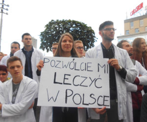 Białe kitle wypełniły Katowicki Rynek. Studenci ŚUM-u wsparli protest rezydentów [ZDJĘCIA, AUDIO]