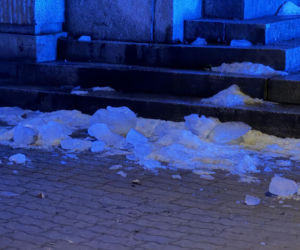 Warszawa. Bryła lodu rozstrzaskała szybę busa