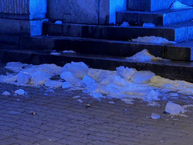 Warszawa. Bryła lodu rozstrzaskała szybę busa