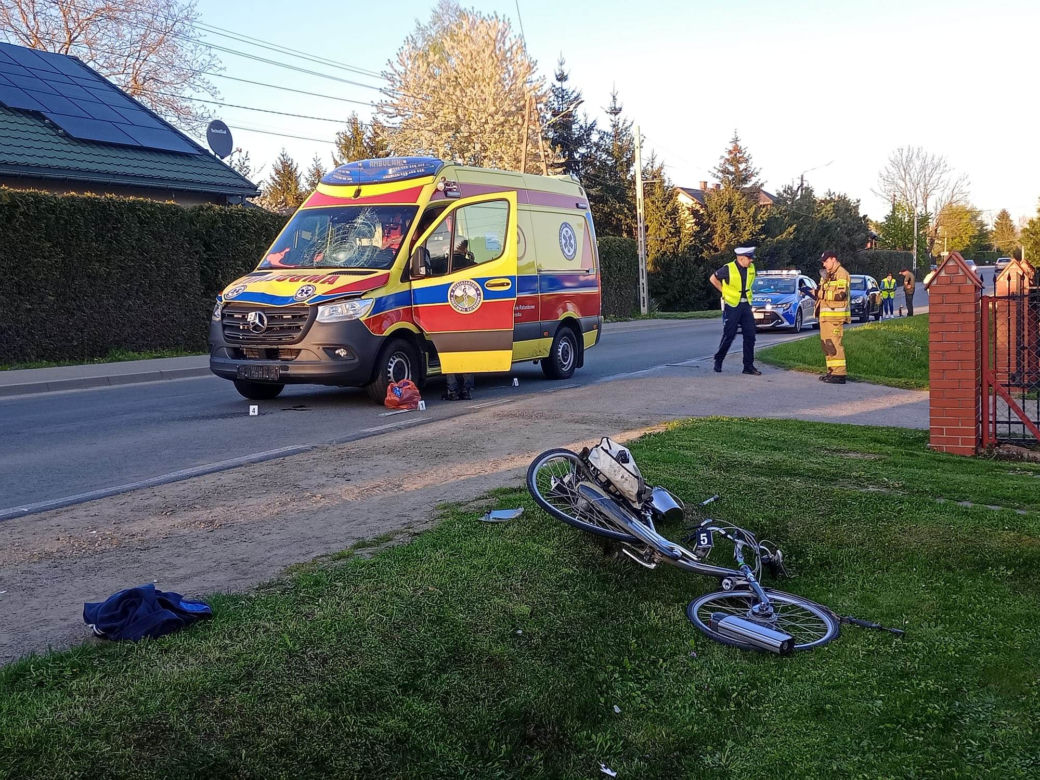 Zderzenie karetki z rowerzystą. Mężczyznę do szpitala zabrał helikopter LPR