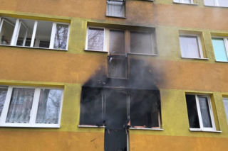 Tragiczny pożar w bloku na Dolnym Śląsku. Służby walczyły z ogniem, jest ofiara śmiertelna