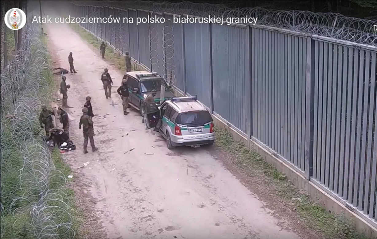 Polski żołnierzy ugodzony nożem. Brutalne starcia z migrantami na granicy polsko-białoruskiej [ZDJĘCIA].