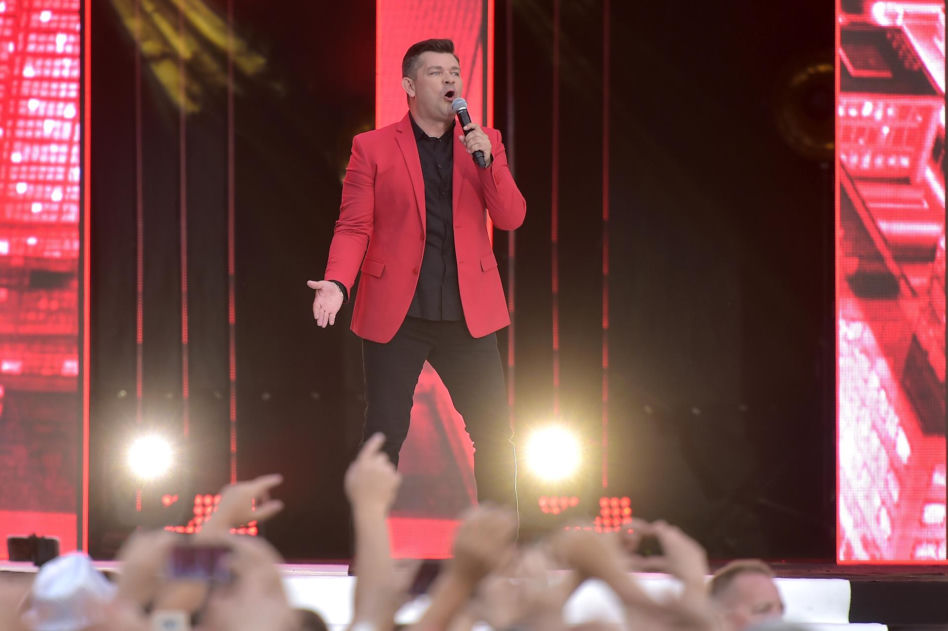 Tak Zenon Martyniuk zmieniał się przez lata. Na początku kariery nosił zupełnie inną fryzurę