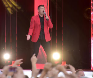 Tak Zenon Martyniuk zmieniał się przez lata. Na początku kariery nosił zupełnie inną fryzurę