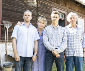 Kowalscy kontra Kowalscy. Jadwiga (Katarzyna Kwiatkowska), Henryk (Wojciech Mecwaldowski), Nikodem (Jakub Zdrójkowski), Zenon (Paweł Wawrzecki)