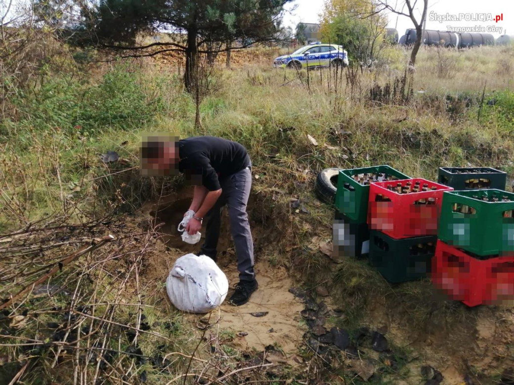 Śląskie: Skok stulecia w Kaletach. Ukradli skrzynki z pustymi butelkami po piwach. Cenny łup ukryli w wykopanym dole