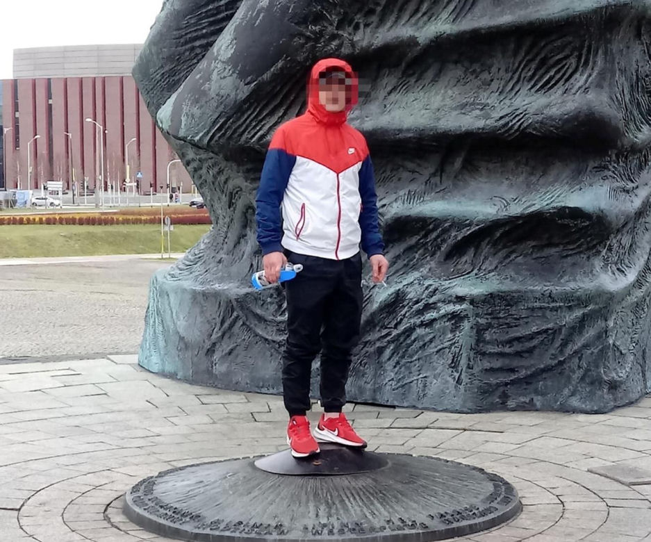 Horror na imprezie. Krystian został znienacka skatowany. Bandzior skakał mu po głowie