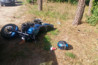 Przewrócił się na skradzionym motocyklu i dał dyla do lasu. Wytropił go policyjny pies