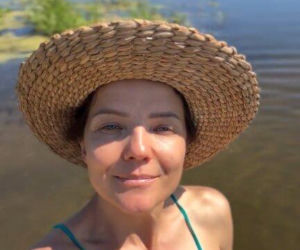 Tak Joanna Jabłczyńska odpoczywa na wakacjach. Bikini, kapelusz i zero makijażu