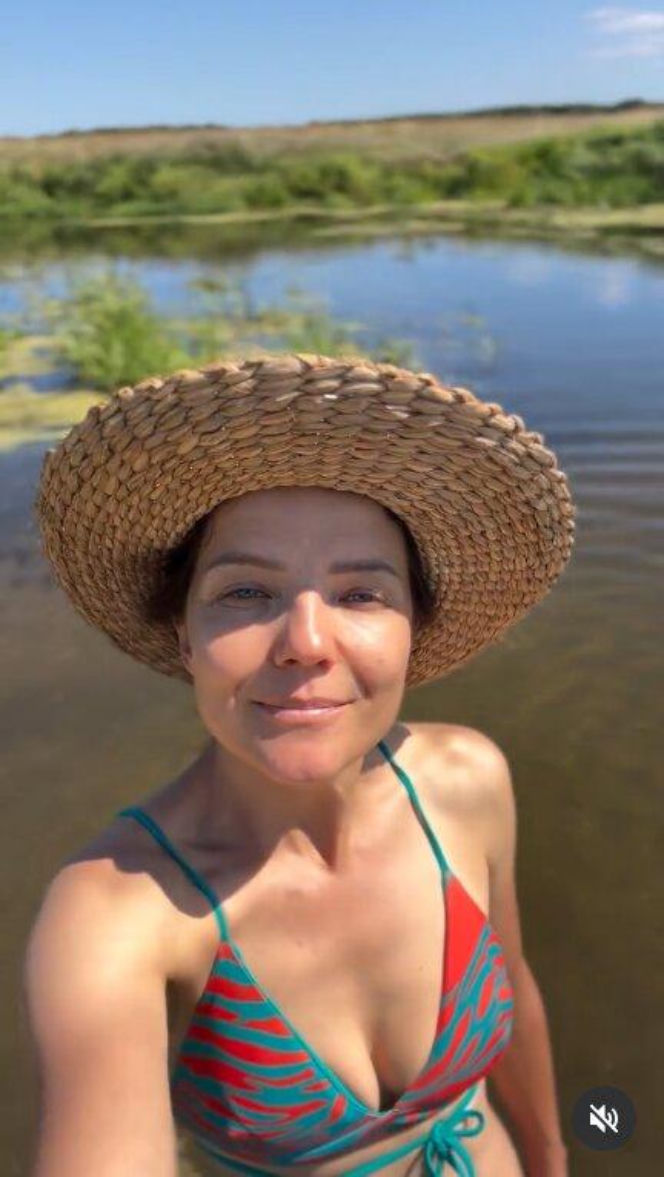 Tak Joanna Jabłczyńska odpoczywa na wakacjach. Bikini, kapelusz i zero makijażu