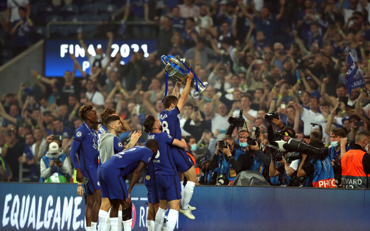 Piłkarze Chelsea Londyn po zwycięstwie 1:0 z Manchesterem City świętują wygranie Ligi Mistrzów