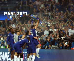 Piłkarze Chelsea Londyn po zwycięstwie 1:0 z Manchesterem City świętują wygranie Ligi Mistrzów