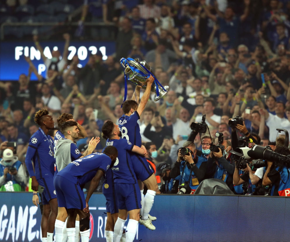 Piłkarze Chelsea Londyn po zwycięstwie 1:0 z Manchesterem City świętują wygranie Ligi Mistrzów