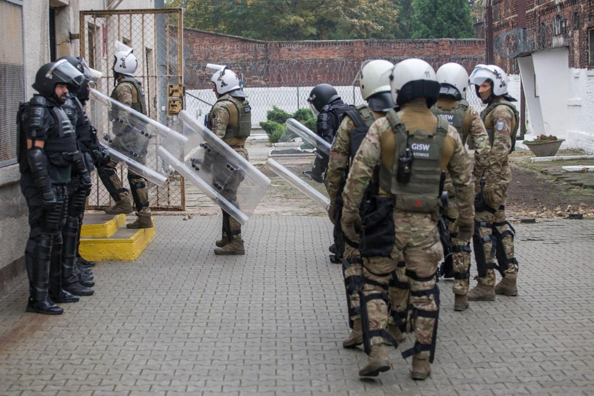 Takie warunki ma w więzieniu ksiądz Tomasz Z. Zielony spacerniak, a nawet siłownia!