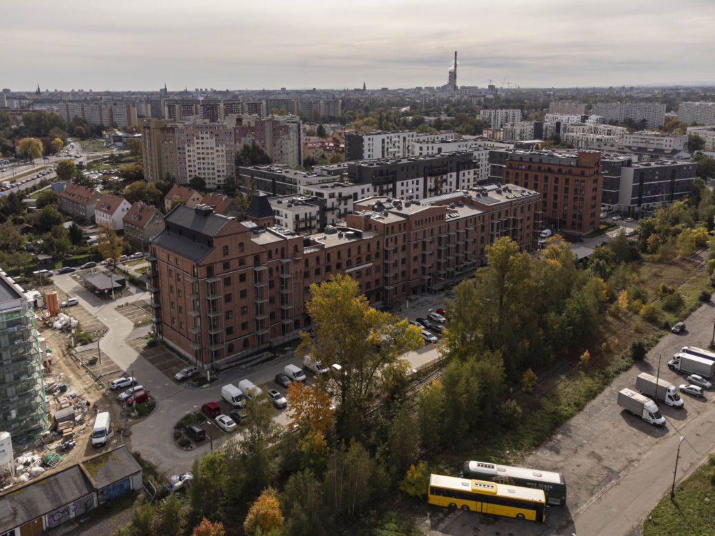 Mieszkańcy nie mogą wychodzić na balkony. Zasłonili im też okna! 