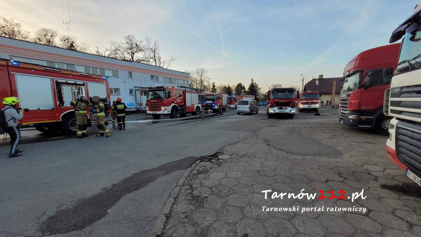 Tarnów. Ogromny pożar na stacji paliw. 47-latek z bmw staranował dystrybutory [ZDJĘCIA]