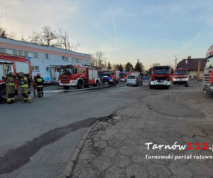 Tarnów. Ogromny pożar na stacji paliw. 47-latek z bmw staranował dystrybutory [ZDJĘCIA]