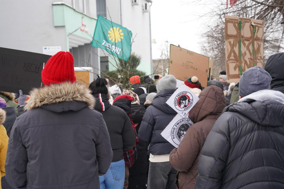 Schronisko dla psów w Sobolewie zamknięte. Jeszcze w sobotę, 24 stycznia, protestowali pod nim mieszkańcy [ZDJĘCIA].