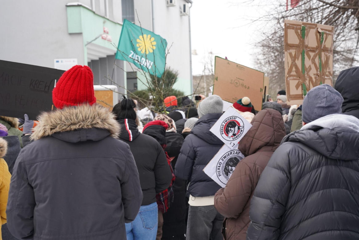 Schronisko dla psów w Sobolewie zamknięte. Jeszcze w sobotę, 24 stycznia, protestowali pod nim mieszkańcy [ZDJĘCIA].