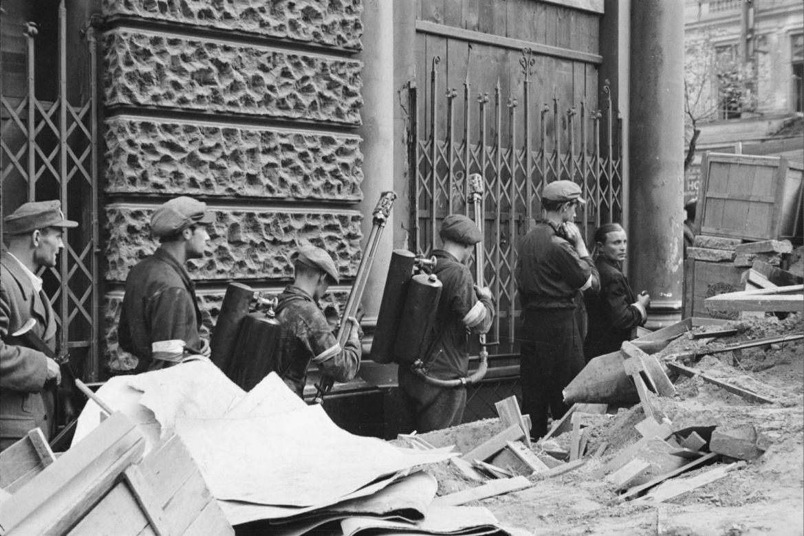 Powstanie Warszawskie. Na początku była euforia. Widać to na zdjęciach Lokajskiego
