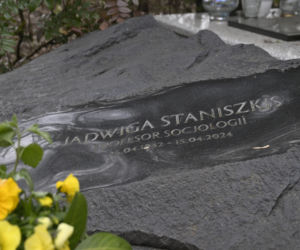 Tak wygląda grób prof. Jadwigi Staniszkis dwa lata po śmierci