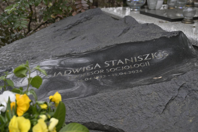 Tak wygląda grób prof. Jadwigi Staniszkis dwa lata po śmierci
