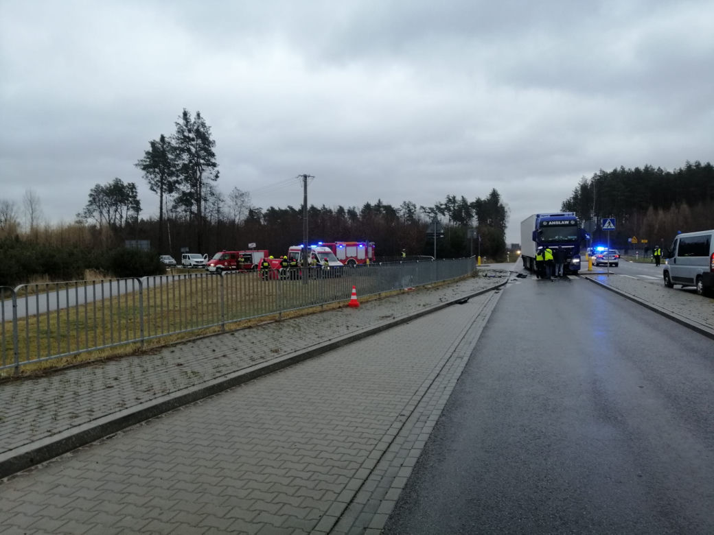 Koszmarny wypadek pod Solcem nad Wisłą! Nie żyje pasażer opla, 44-latkę zabrała karetka [ZDJĘCIA]