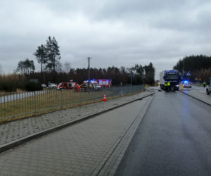 Koszmarny wypadek pod Solcem nad Wisłą! Nie żyje pasażer opla, 44-latkę zabrała karetka [ZDJĘCIA]