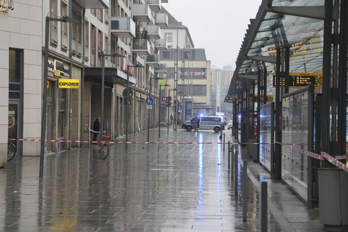 Drezno. Uzbrojony mężczyzna przetrzymuje zakładników w centrum handlowym
