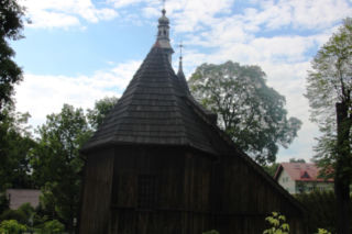 To jedna z najpiękniejszych małopolskich wsi. Kiedyś należała do dwóch zakonów