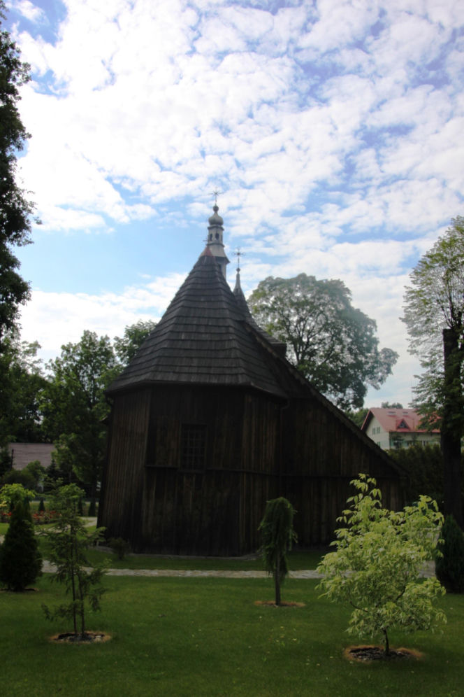 To jedna z najpiękniejszych małopolskich wsi. Kiedyś należała do dwóch zakonów