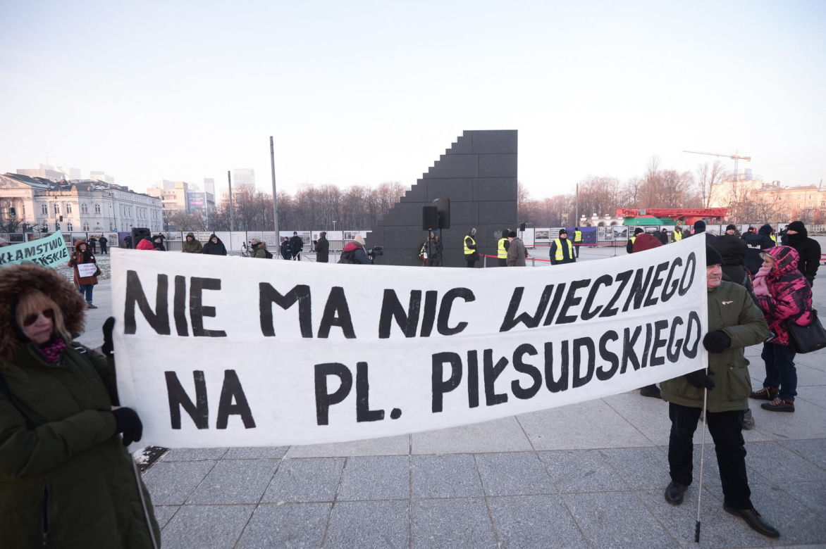 Miesięcznica smoleńska w cieniu kryzysu na szczeblach władzy w Polsce