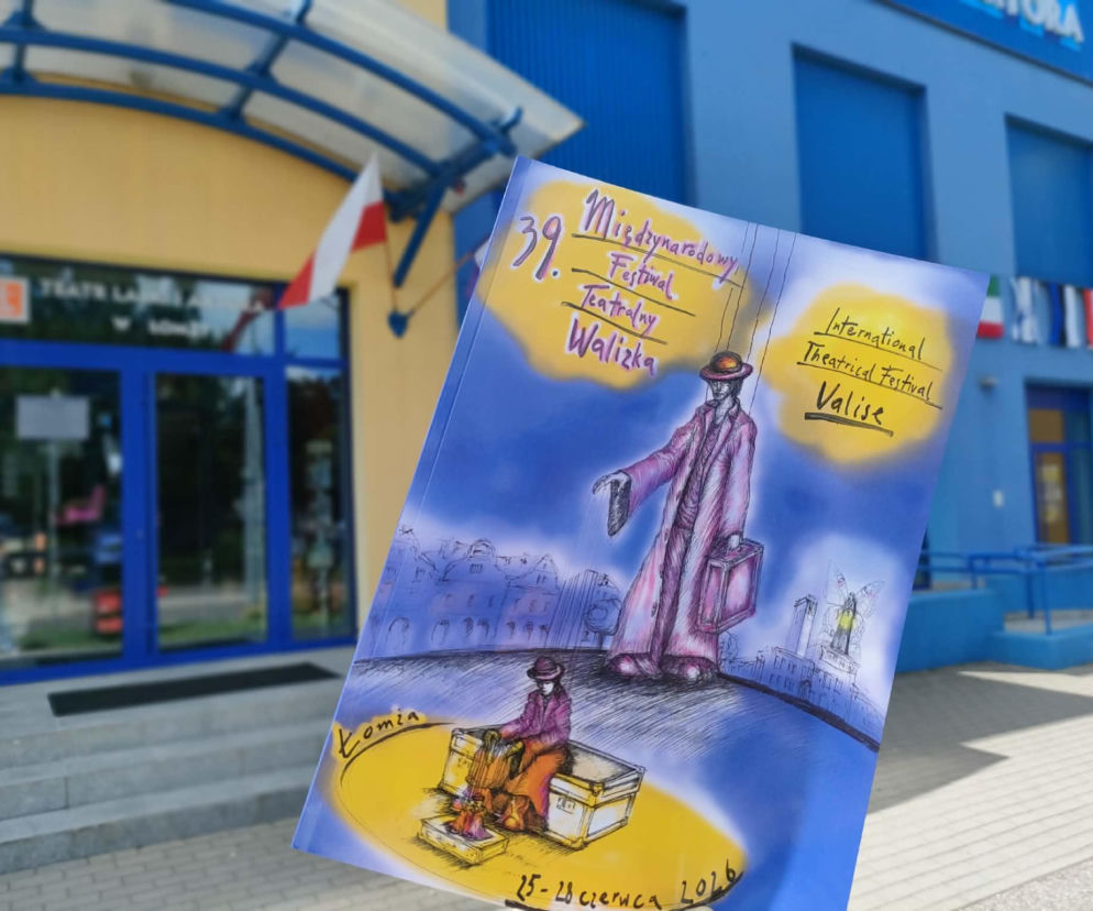 Plakat 39. Międzynarodowego Festiwalu Teatralnego WALIZKA w Łomży, przedstawiający dwie stylizowane postacie z walizkami na tle miejskiego krajobrazu, w dynamicznym kadrze z budynkiem Teatru Lalki i Aktora. Więcej o festiwalu przeczytasz na naszym portalu.
