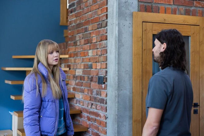 "Pierwsza miłość", odcinek 4199: Dominika podsłuchuje rozmowę Edwarda. Dowiaduje się, że mężczyzna zamierza zająć się Pawłem