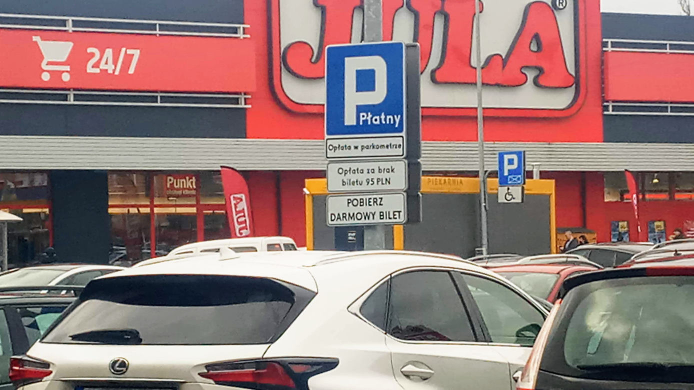 Parkomaty w parku handlowym przy ul. Mieszka I