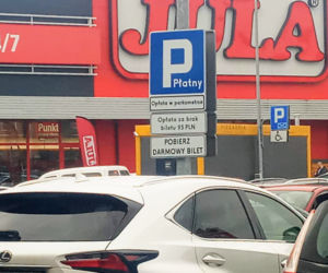 Parkomaty w parku handlowym przy ul. Mieszka I