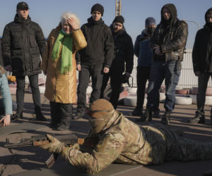 Wojna na Ukrainie. Kobiety pod bronią - coraz więcej Ukrainek wstępuje do armii. Dzieci też szkolą. 