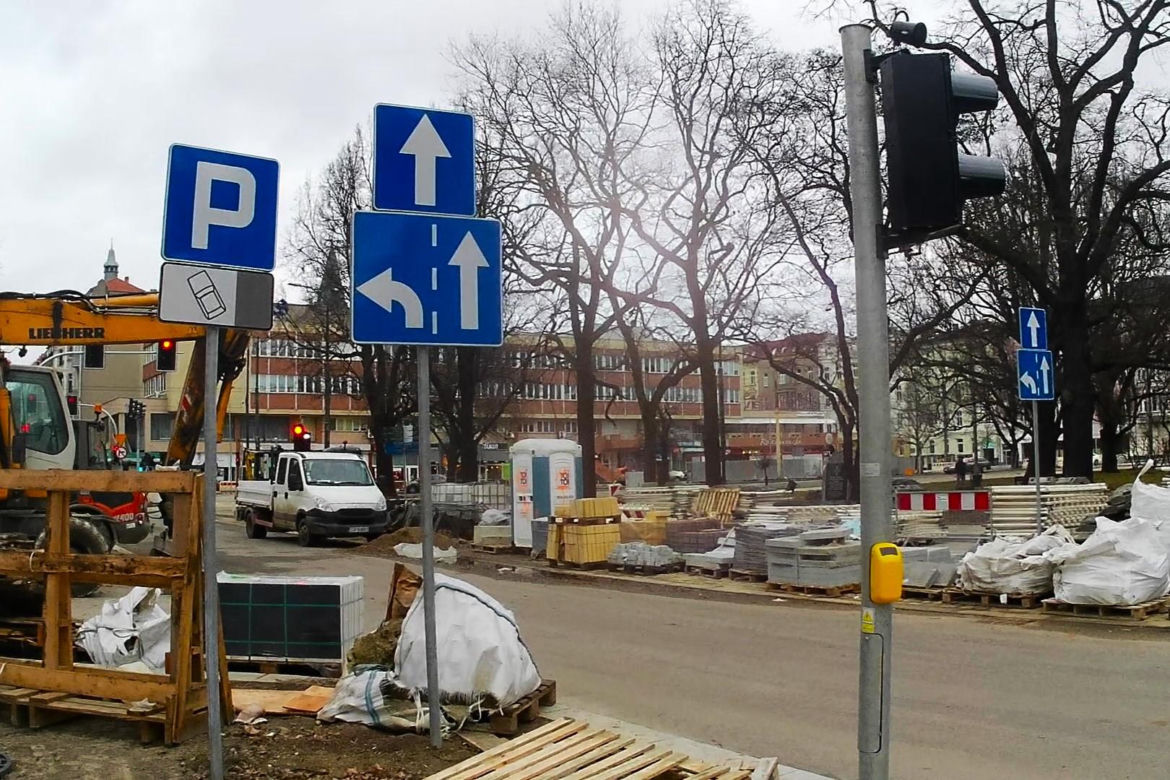 Las słupów na placu Zwycięstwa