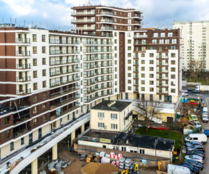 Dom otoczony blokiem przy ul. Bacha 35 w Warszawie