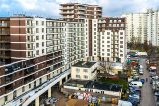 Dom otoczony blokiem przy ul. Bacha 35 w Warszawie