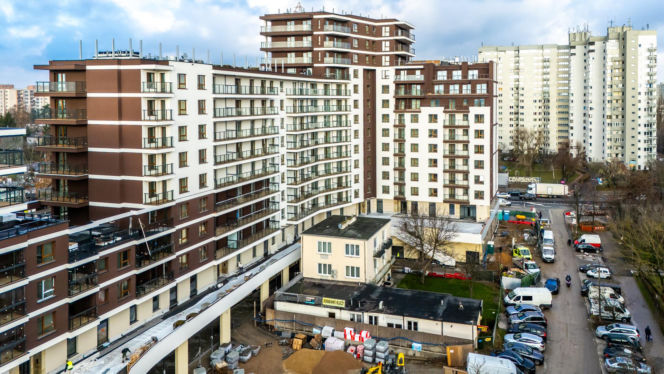 Dom otoczony blokiem przy ul. Bacha 35 w Warszawie