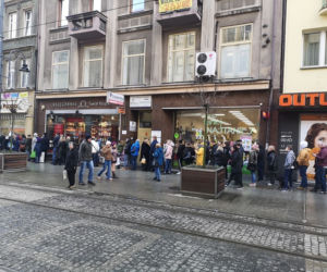 Tłusty Czwartek 2020. Ogromne kolejki po pączki w Katowicach. Trzeba stać nawet kilkadziesiąt minut [ZDJĘCIA, WIDEO]