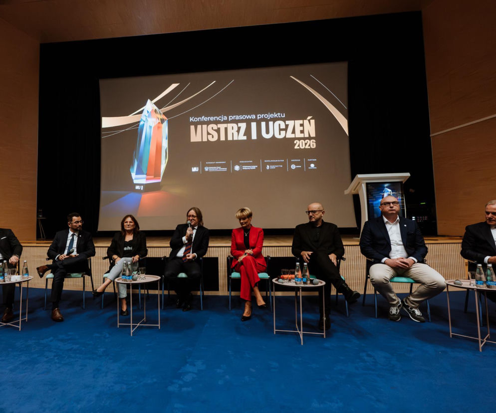 Uczestnicy konferencji projektu Mistrz i Uczeń siedzą na scenie. O szczegółach tego wydarzenia przeczytasz na SE.