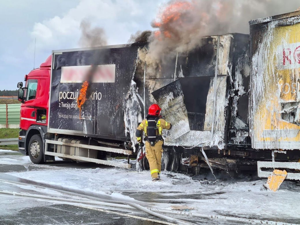 Pożar TIRa z naczepą z kosmetykami na autostradzie A4 