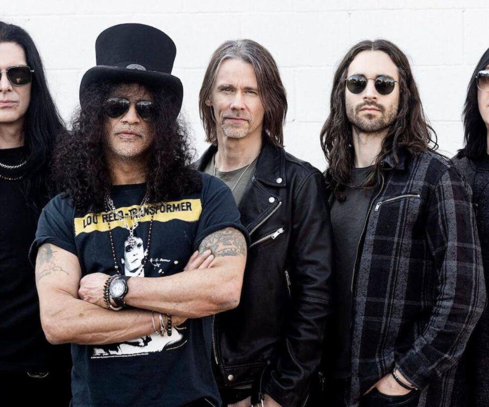 Slash, Myles Kennedy i The Conspirators na wspólnym zdjęciu. O koncercie grupy w Polsce przeczytasz na EskaRock.