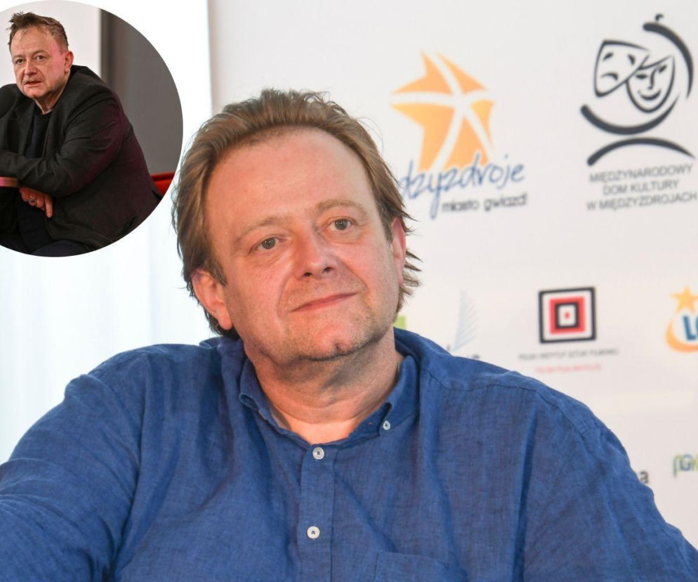 Olaf Lubaszenko w niebieskiej koszuli na pierwszym planie, z roztargnioną fryzurą i subtelnym uśmiechem, prezentuje się zrelaksowany na Festiwalu Dwa Teatry. W tle widoczne logo Międzynarodowy Dom Kultury w Międzyzdrojach. W lewym górnym rogu wstawka z aktorem w ciemnej marynarce, trzymającym mikrofon. Więcej o karierze aktora przeczytasz na naszym portalu.