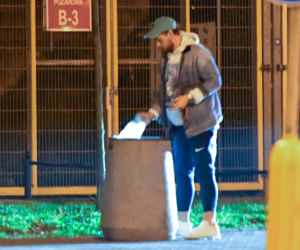 Sebastian Fabijański zarobił fortunę, a grzebie w koszu